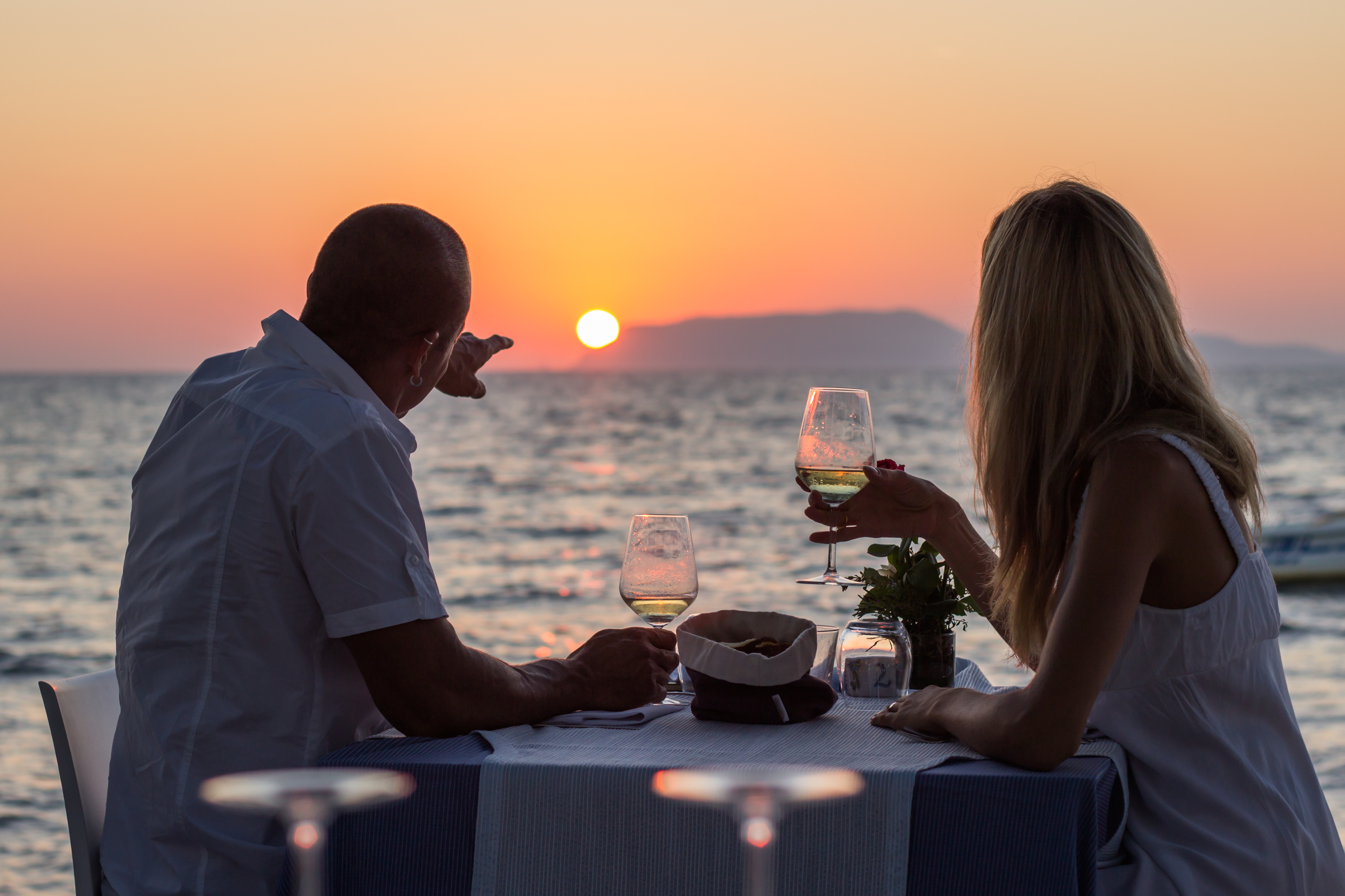 Люблю попить. Романтический вечер на море. Парочка на берегу моря. Романтический ужин. Романтический ужин на берегу моря.